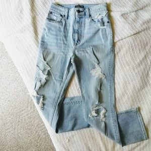 A&F Zoe Natural Rise Ankle Straight Jean